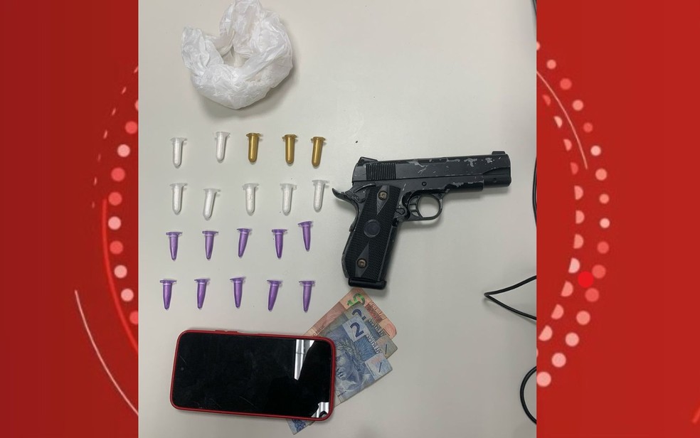 Homem foi preso em Santo Estêvão; drogas e armas foram apreendidas — Foto: Ascom Cipe/Leste