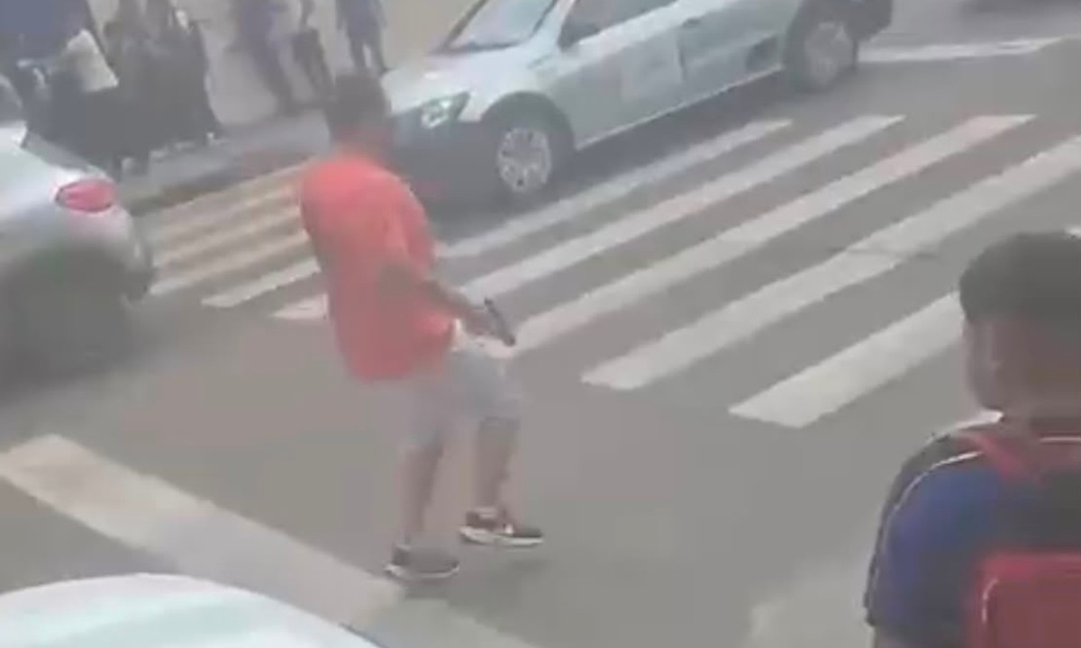 VÍDEO: Briga de trânsito termina com tiros em fren