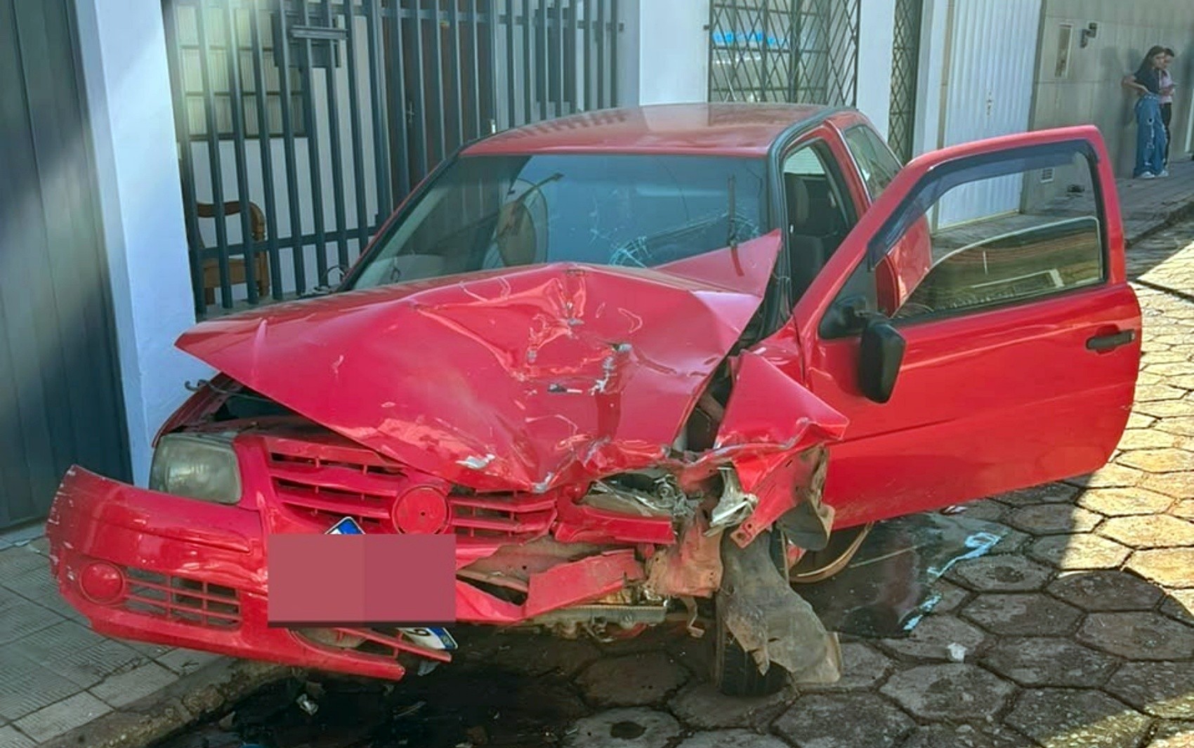 VÍDEO: Fuga de motorista sem CNH termina em acidente com três carros e prisão em MG