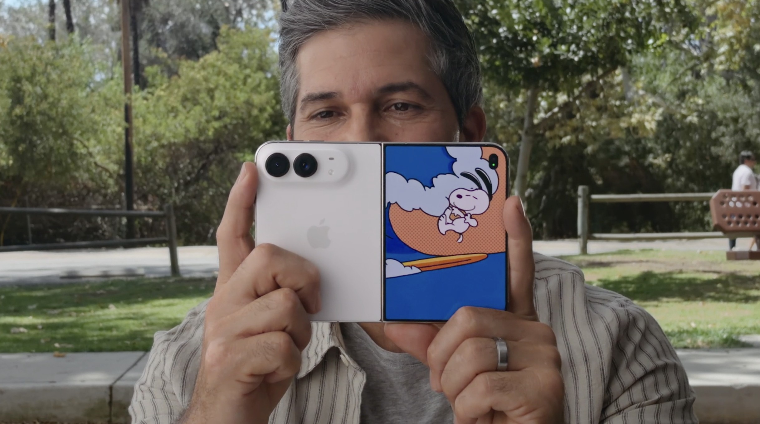 Na hora de fotografar, a tela externa do iPhone Duo pode mostrar animações para causar sorrisos. — Foto: Reprodução