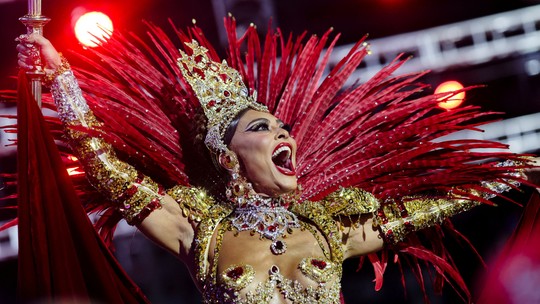 Fantasia de Juliana Paes homenageia todas as rainhas de Mestre Ciça