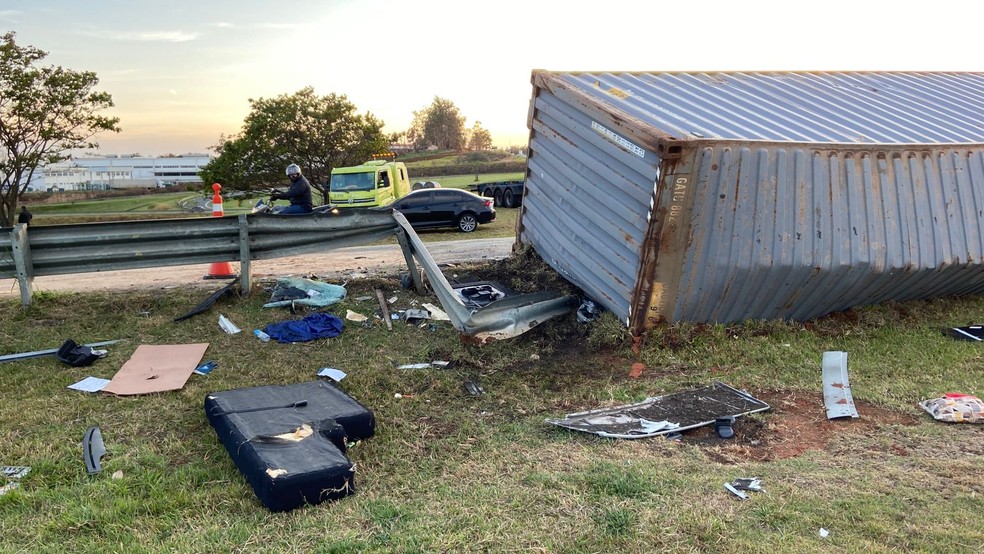 Motorista morreu após tombar caminhão carregado com cerveja em Valinhos — Foto: Wesley Justino/EPTV