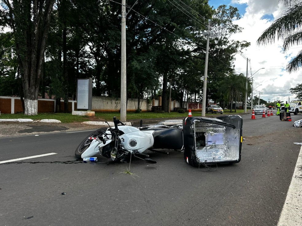 Entregador morre após perder controle de motocicleta e bater cabeça contra árvore em trecho de rodovia de Piracicaba — Foto: Dani Fernanda/Acorda Piracicaba