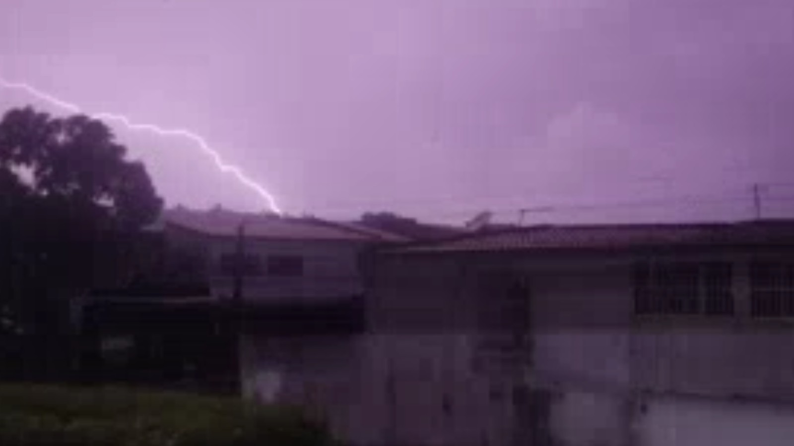 Vídeo: Chuva com raios e trovões em Fortaleza impressiona durante madrugada