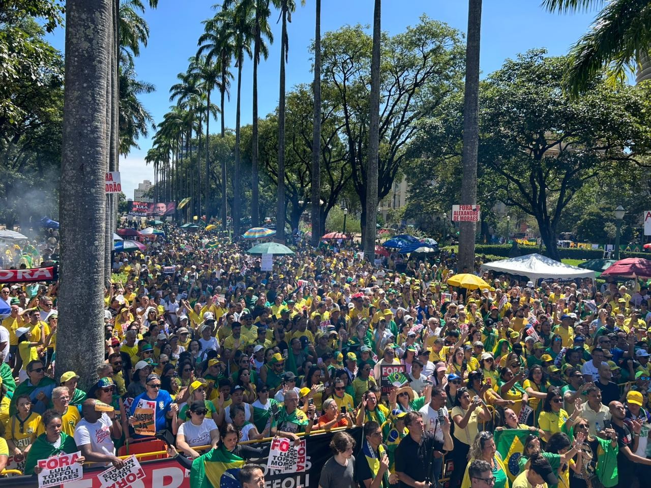 Manifestantes fazem ato contra Lula e ministros do STF em Belo Horizonte