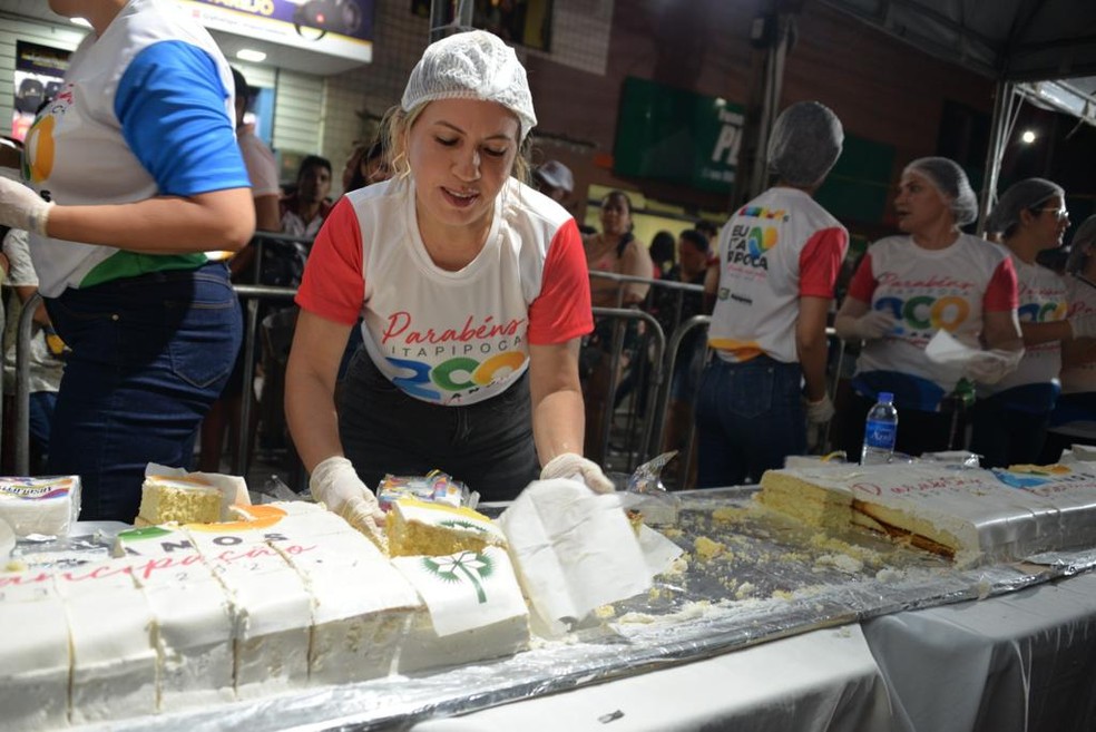 A cidade fez uma operação para servir o bolo. — Foto: Divulgação