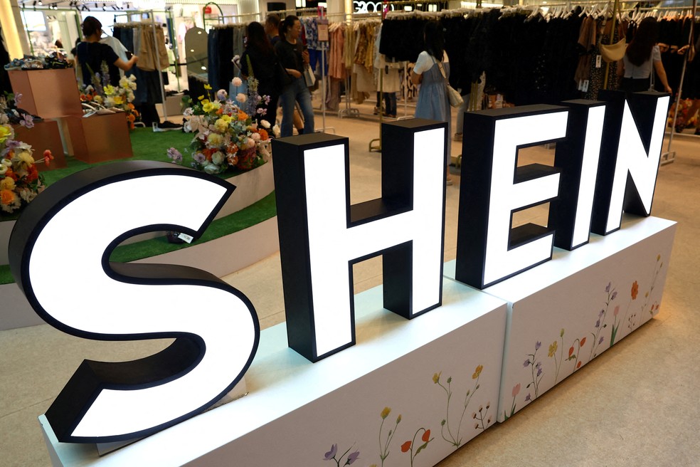 Logo da Shein em centro comercial em Cingapura. — Foto: Edgar Su/ Reuters