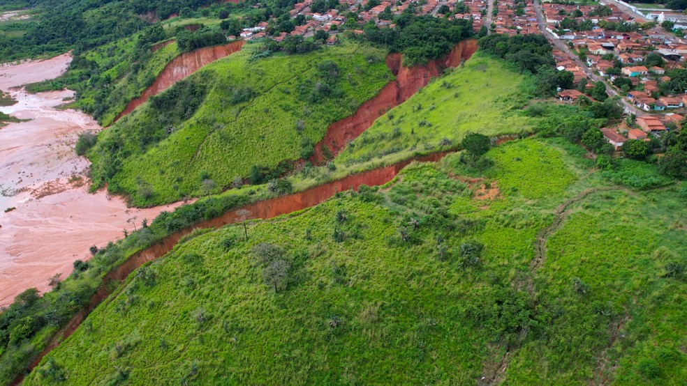 Voçorocas provocam 'cortes' no terreno em Buriticupu — Foto: Reprodução/Marinho Drones