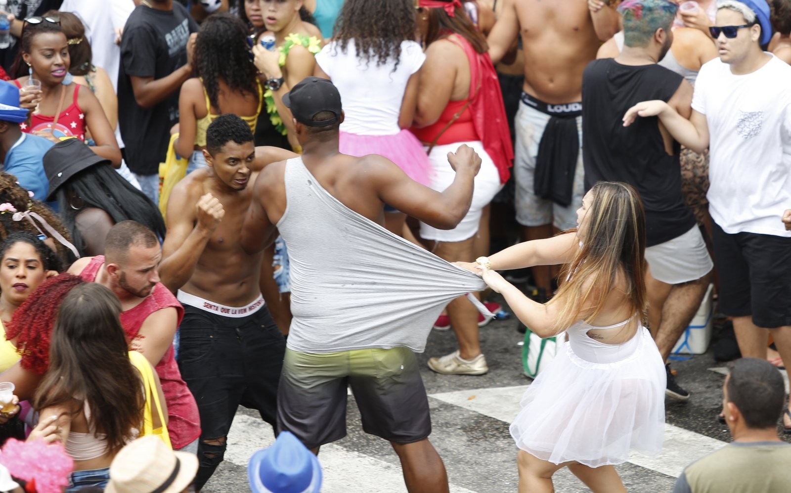 Do golpe do PIX ao ‘boa noite, Cinderela’: veja como se proteger no carnaval