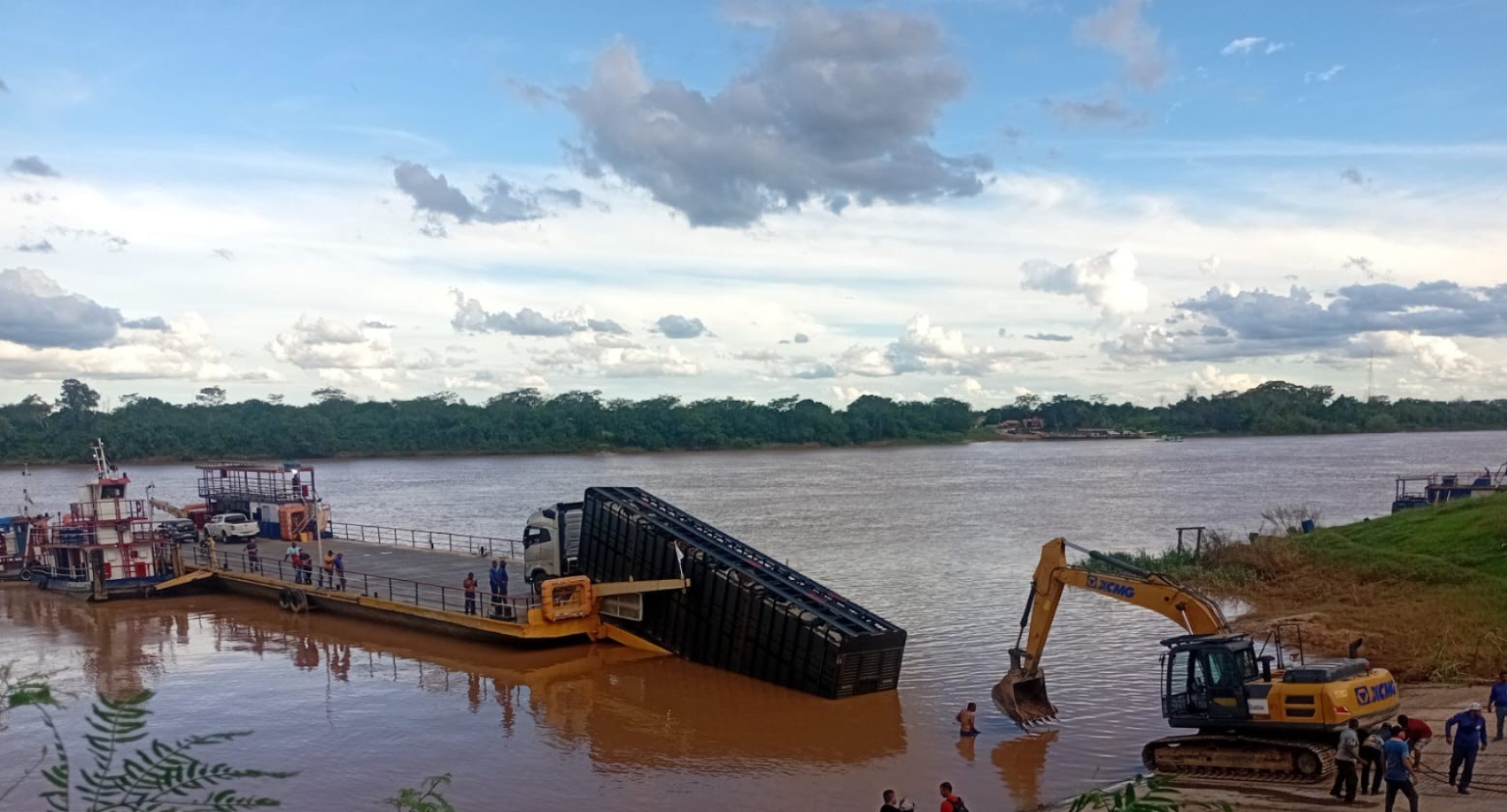 Balsa que liga Manga a Matias Cardoso é interditada após acidente com carreta de bois
