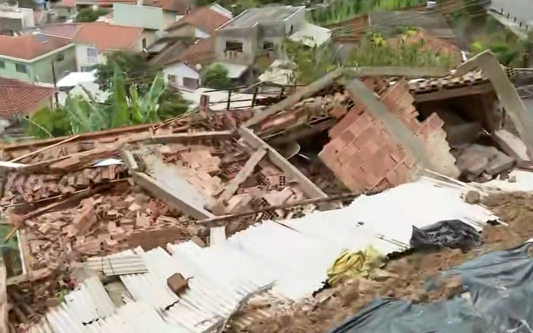 Chuva provoca queda de muro que atinge casa em Poços de Caldas