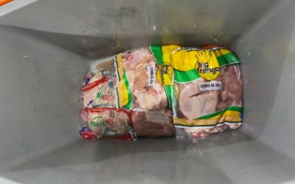 Funcionário suspeito de desviar carnes foi preso na madrugada deste sábado (26) em Serrinha — Foto: Polícia Militar