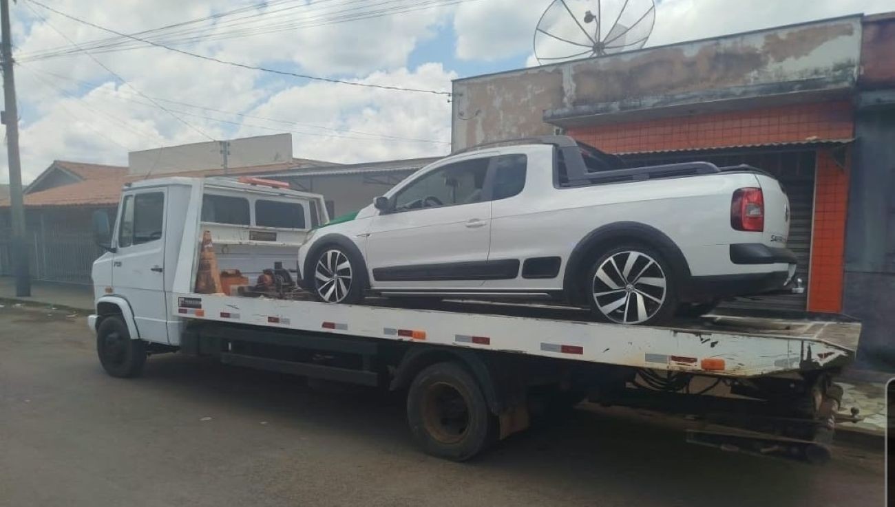 Dois adolescentes são apreendidos após manobras perigosas com moto e som alto em carro em MG