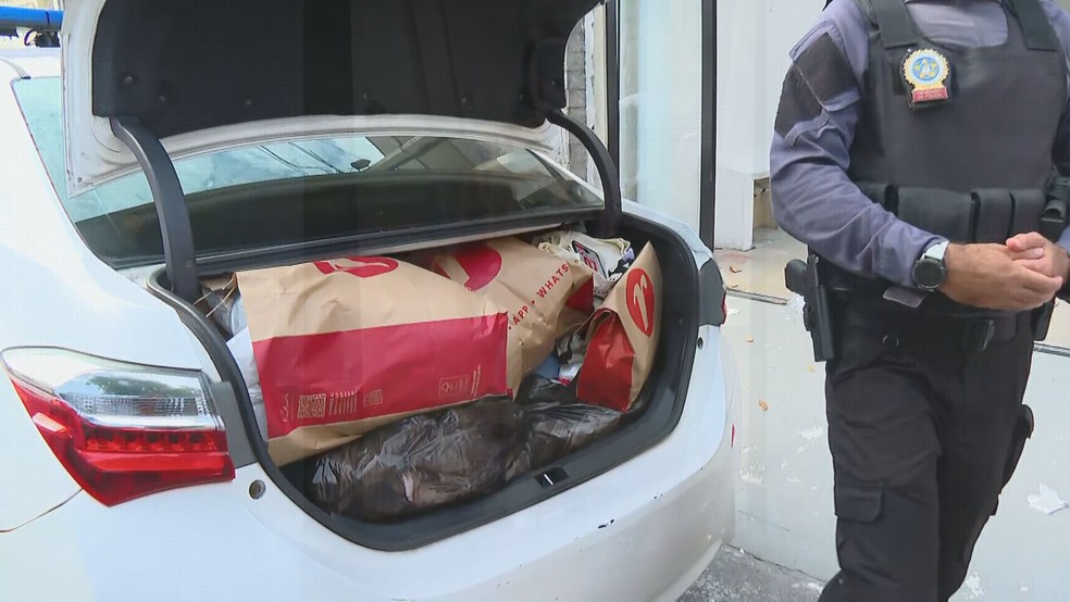 Roupas furtadas foram encontradas em um carro durante a operação — Foto: Anne Poly/TV Globo
