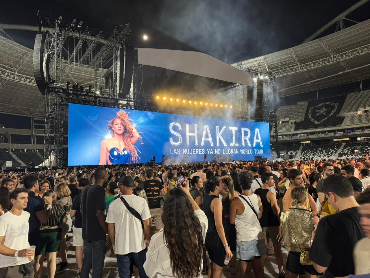 Fãs de Shakira recebem pulseiras que vão piscar em sincronia com as músicas durante o show