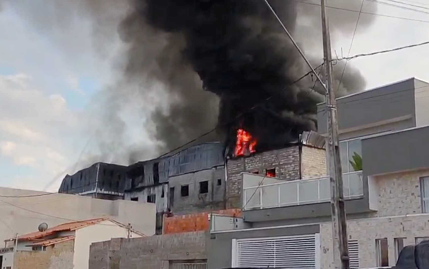 Incêndio atinge galpão comercial e moradores são evacuados em Três Corações, MG