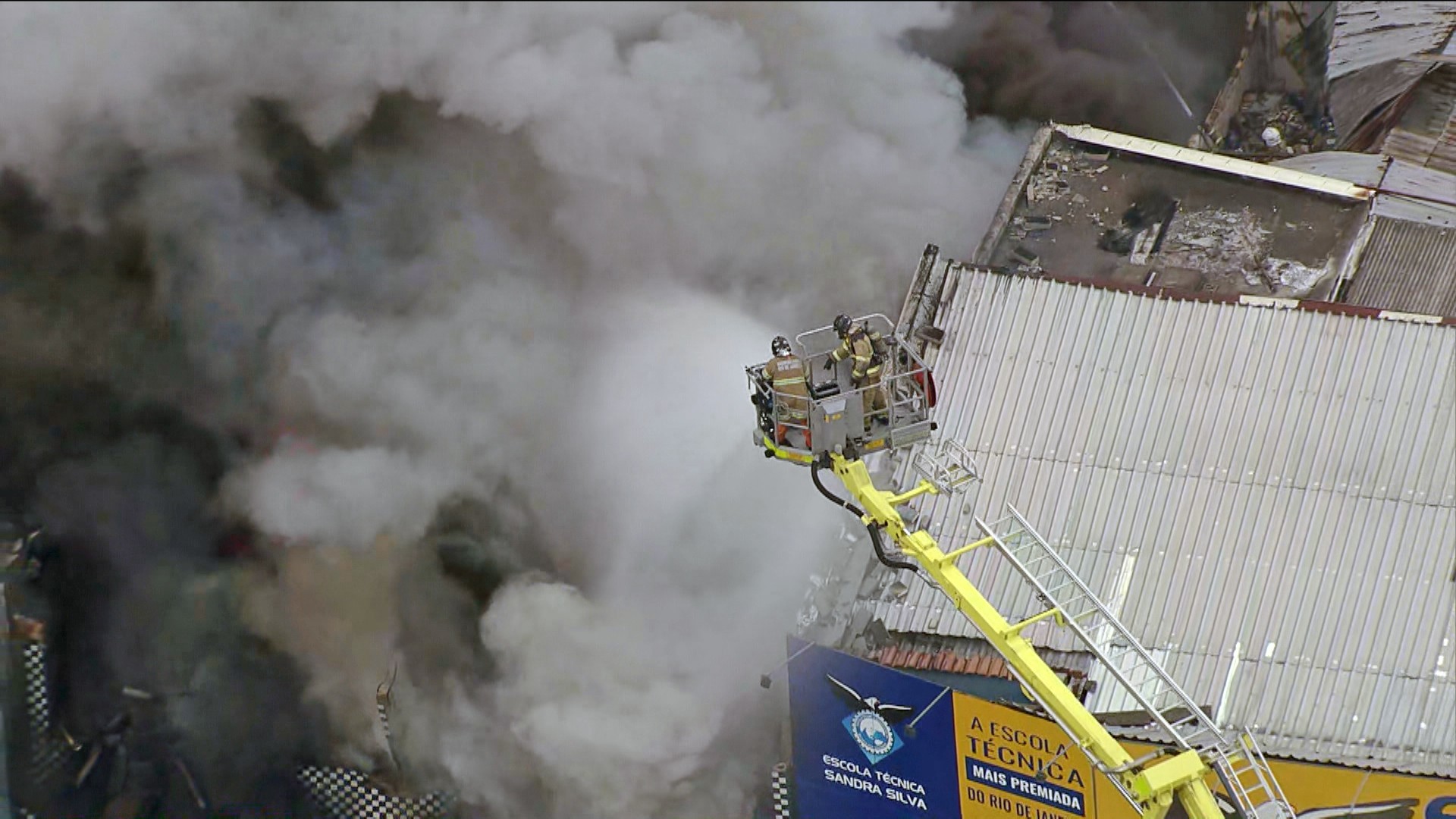 Drones com câmeras térmicas ajudam a combater incêndio em galpão de loja de peças de moto em Ramos