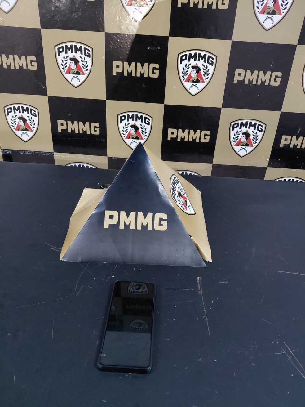 Celular foi furtado de médico durante consulta em Uberlândia — Foto: PM/Divulgação