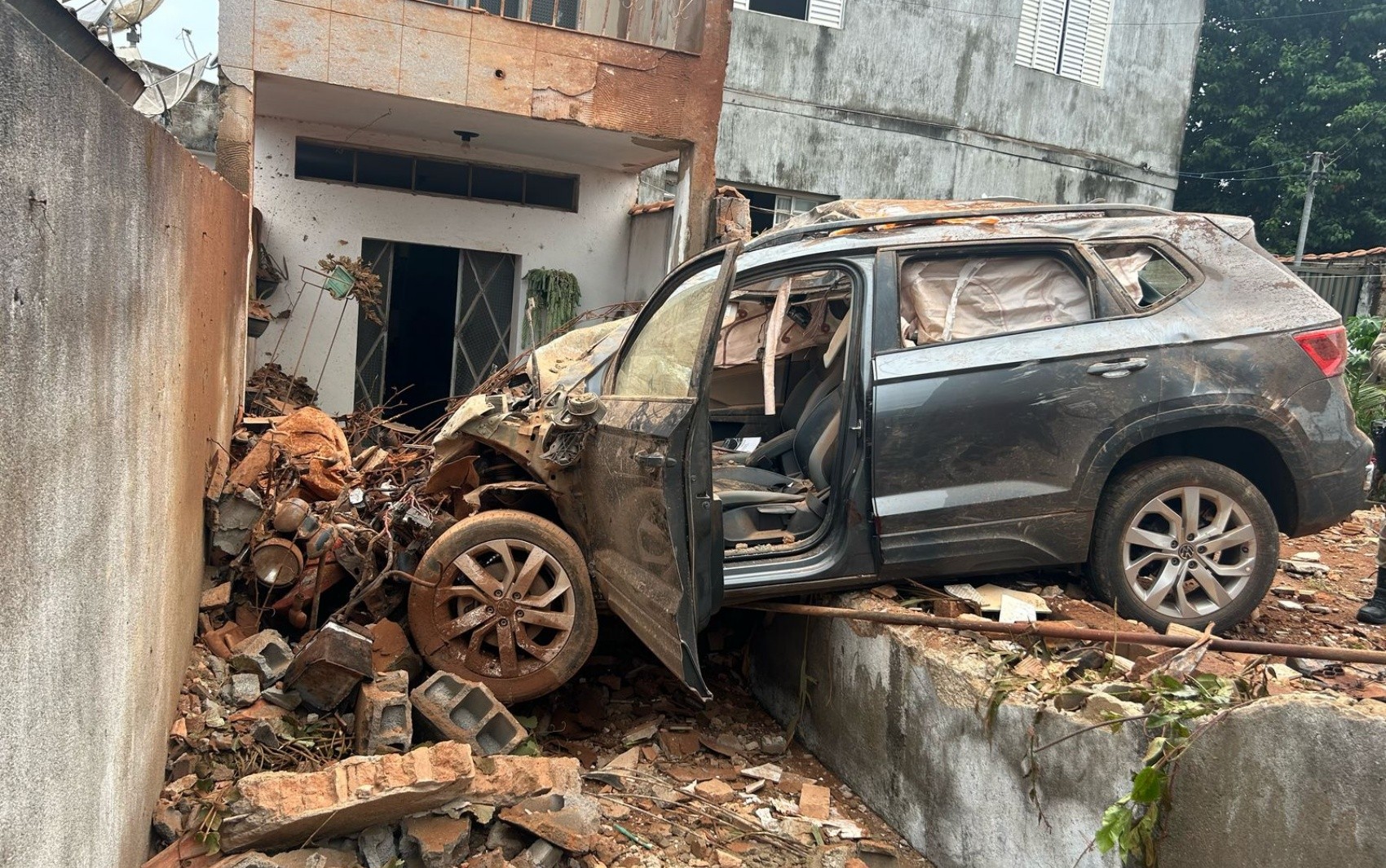 VÍDEO: Carro em alta velocidade bate contra comércio e duas casas em Alfenas; motorista teve ferimentos leves