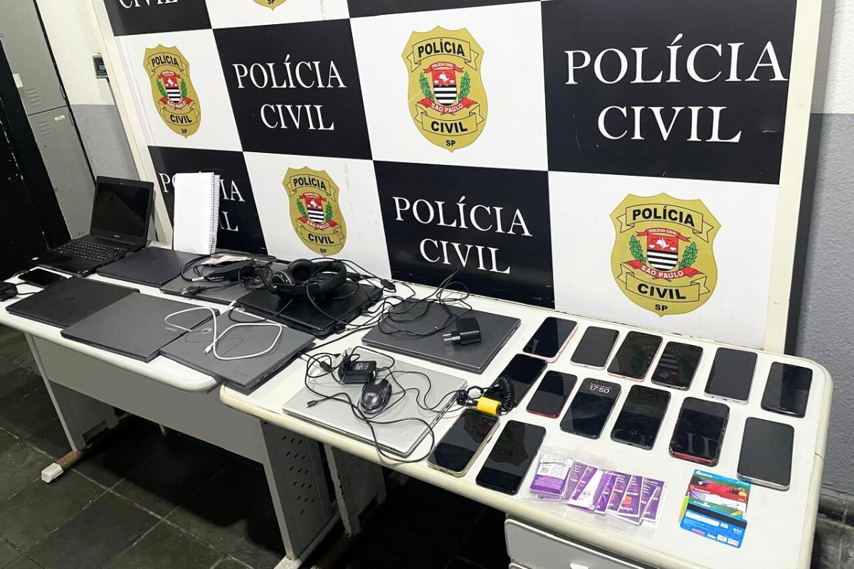 Polícia Civil prende quadrilha em flagrante por estelionato em 'escritório do crime' no litoral de SP