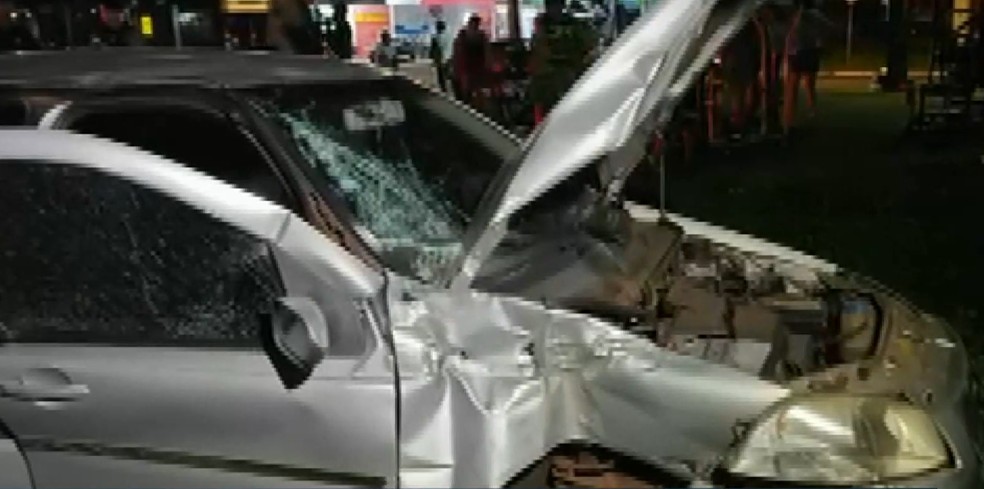 Carro ficou destruído após ser atingido por trem — Foto: Reprodução/Portal Cambé