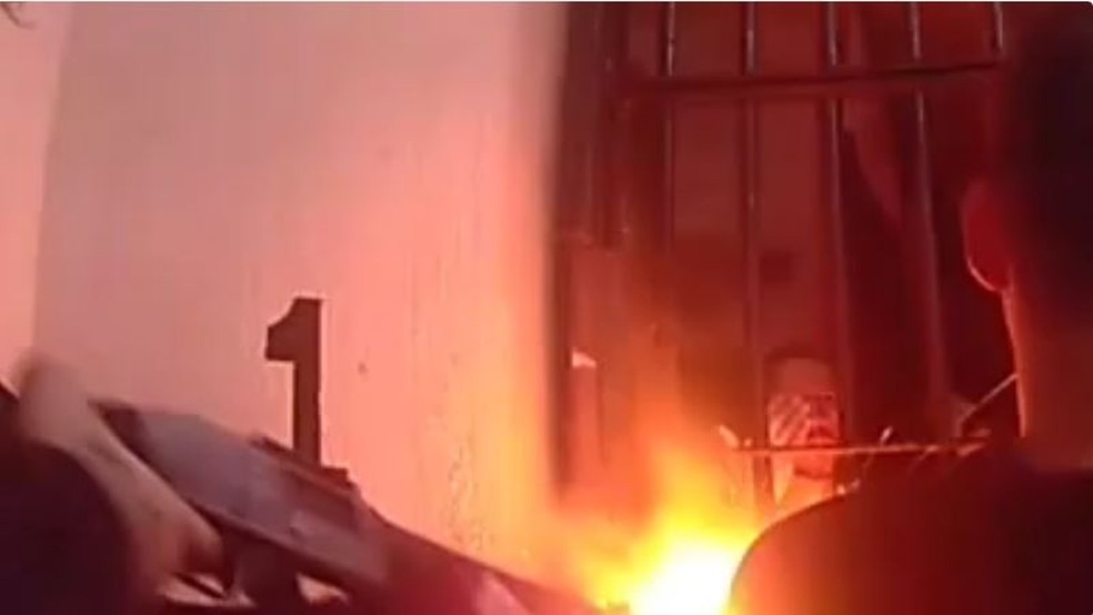 Myke Alone Barbosa de Sousa, de 32 anos, já foi preso por atirar em detentos que estavam trancados em uma das celas de um presídio em Itaitinga. — Foto: Reprodução