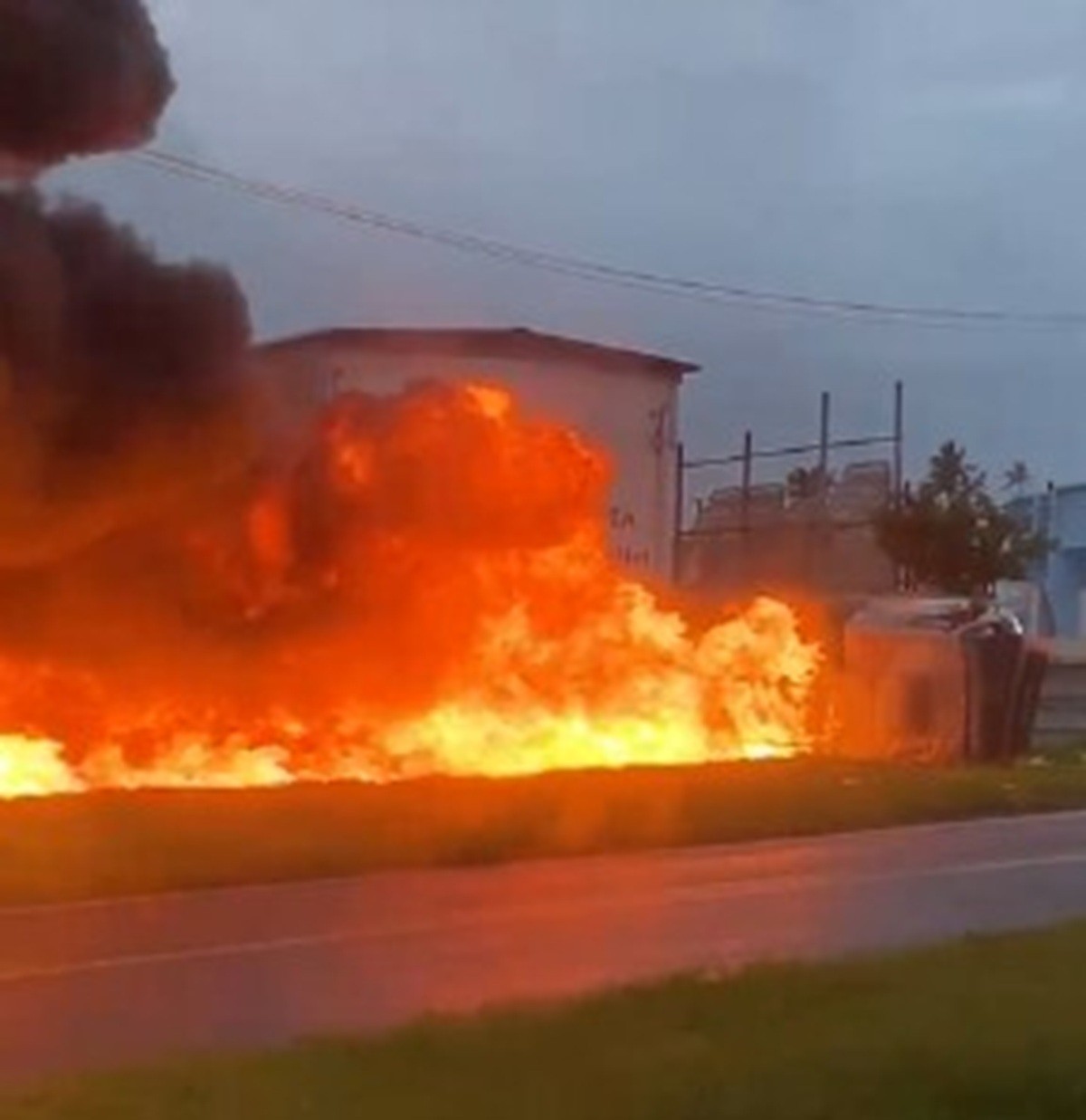 Caminhão-tanque tomba e pega fogo na BR-101, em Igarassu; VÍDEO