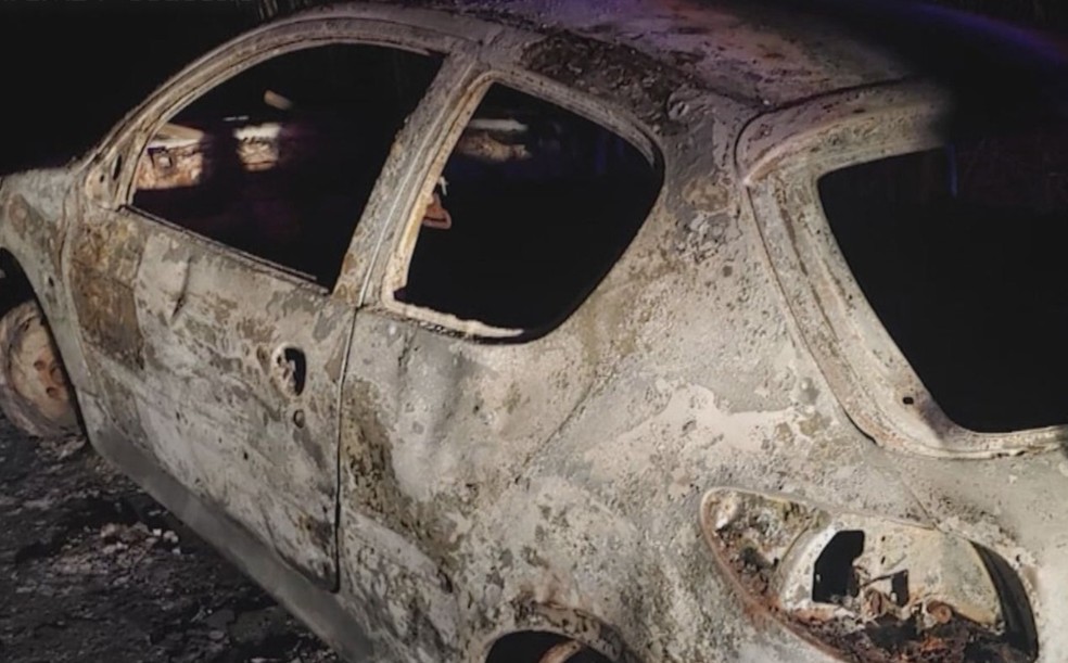 Corpo carbonizado é encontrado dentro de carro queimado no sudoeste da Bahia — Foto: Reprodução/TV Sudoeste