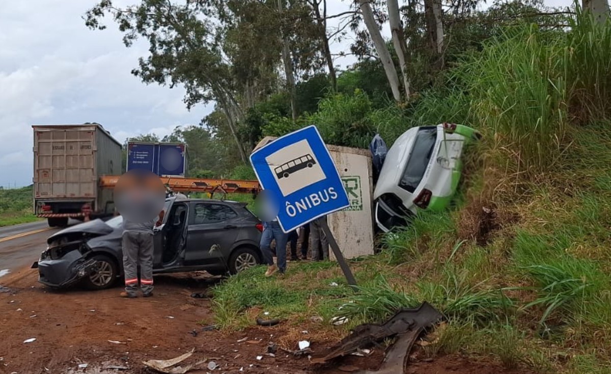 Paciente morre após batida que fez carro de Secretaria de Saúde ficar 'preso' entre ponto de ônibus e barranco, no PR