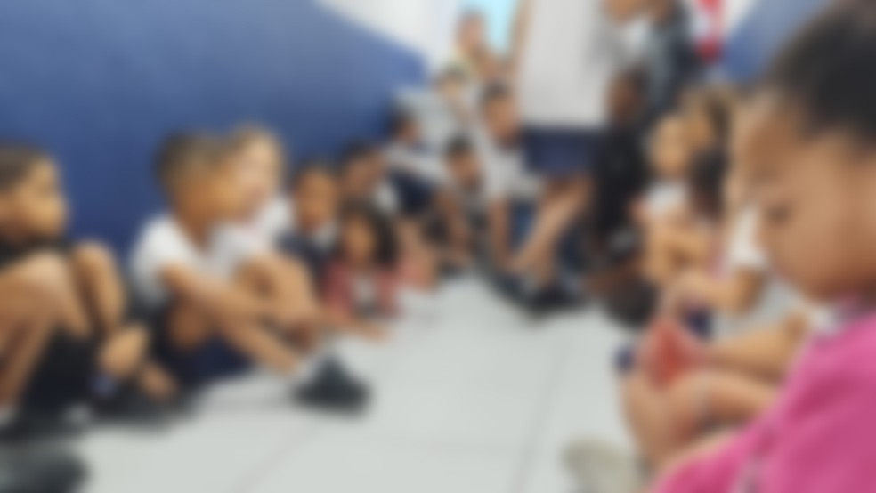 Crianças se abrigam de tiros no corredor de escola — Foto: Reprodução