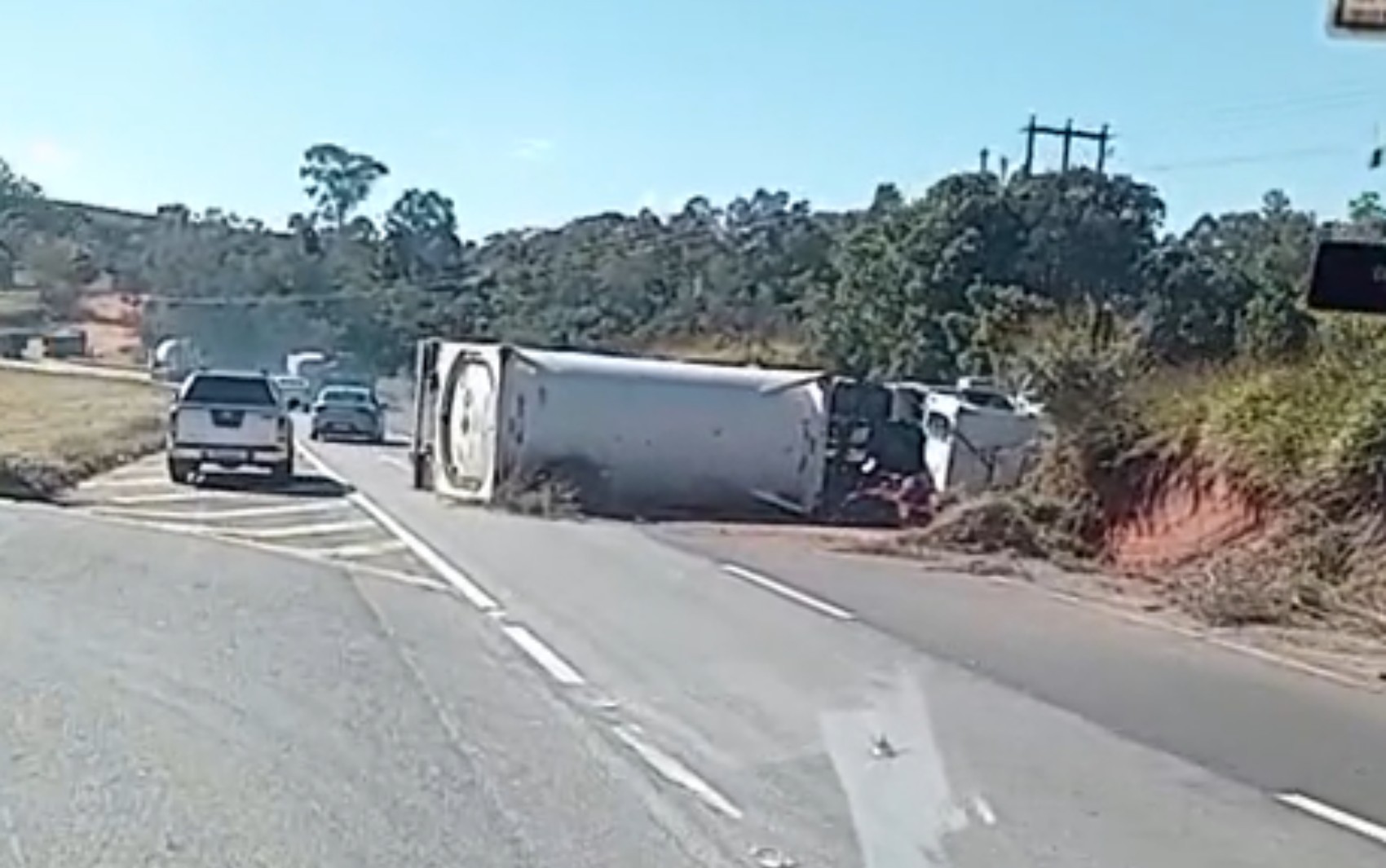Carreta com gás argônio tomba e interdita a Rodovia Fernão Dias em Campanha; confira rota alternativa