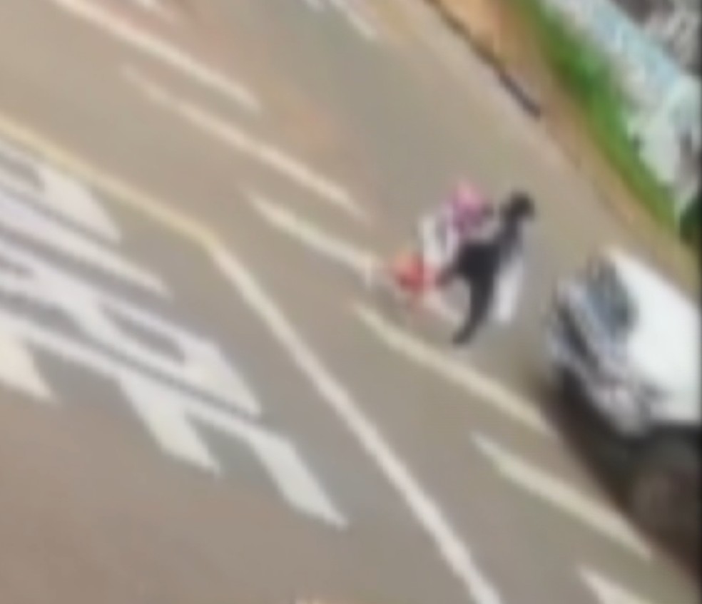 Criança foi atropelada ao atravessar rua de Cascavel — Foto: Reprodução