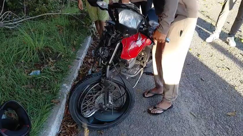 Dois homens ficam feridos após moto bater em galhos de árvore caídos na pista, em João Pessoa