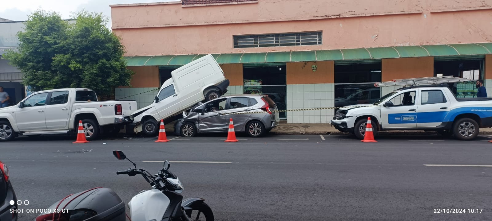 Utilitário para em cima de carro em acidente envolvendo quatro veículos no Bairro Nossa Senhora Aparecida, em Uberlândia