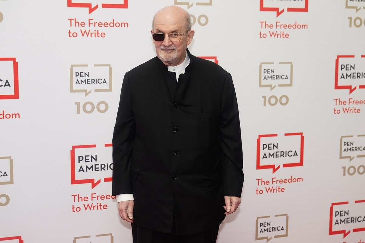 Salman Rushdie faz primeira aparição em público em Nova York nove meses