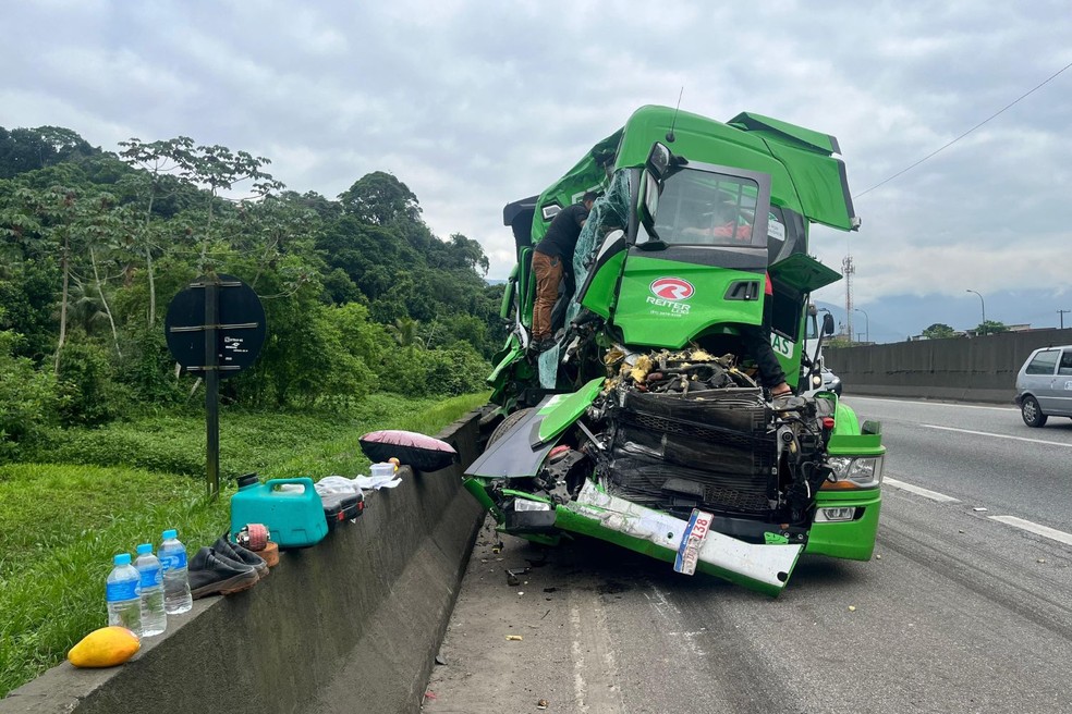 Engavetamento entre três carretas ocorreu na Via Anchieta, em Cubatão (SP) — Foto: Yasmin Braga/TV Tribuna