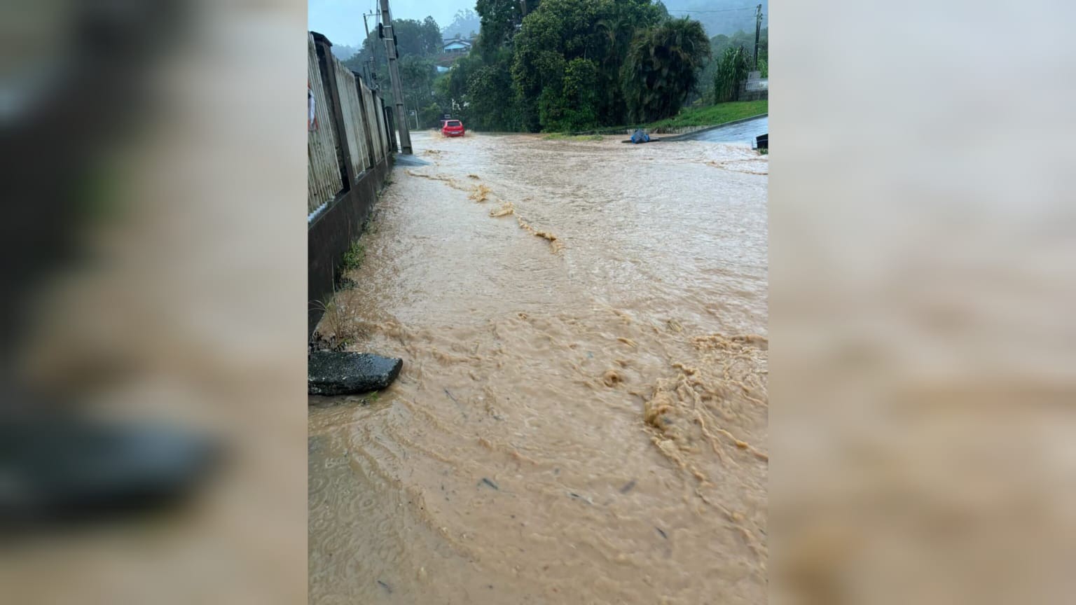 Chuvas intensas voltam a atingir SC e ruas ficam debaixo d'água; VÍDEOS 