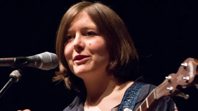 O 'álbum novo' de cantora folk que nem ela conhecia – criado com inteligência artificial