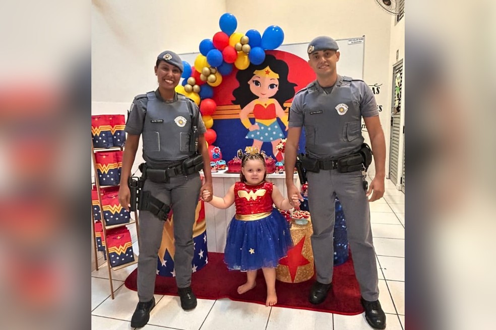Equipe da PM foi à festa e espalhou sorrisos junto com a pequena Ayla — Foto: Divulgação/Polícia Militar