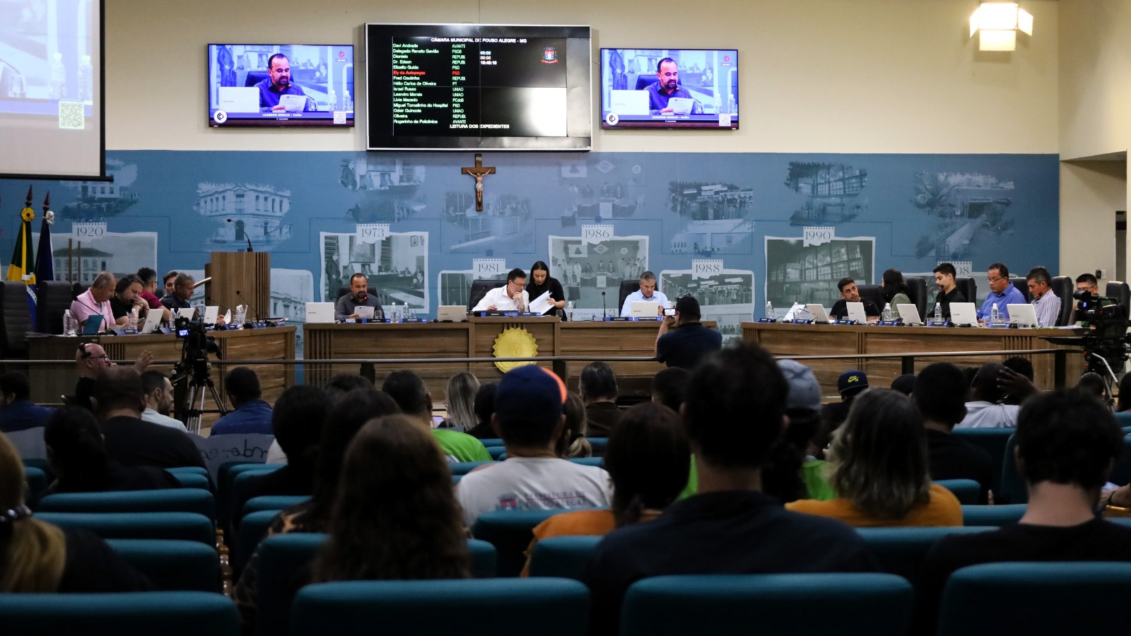 Mesmo com parecer jurídico contrário, Câmara aprova Bíblia como apoio pedagógico