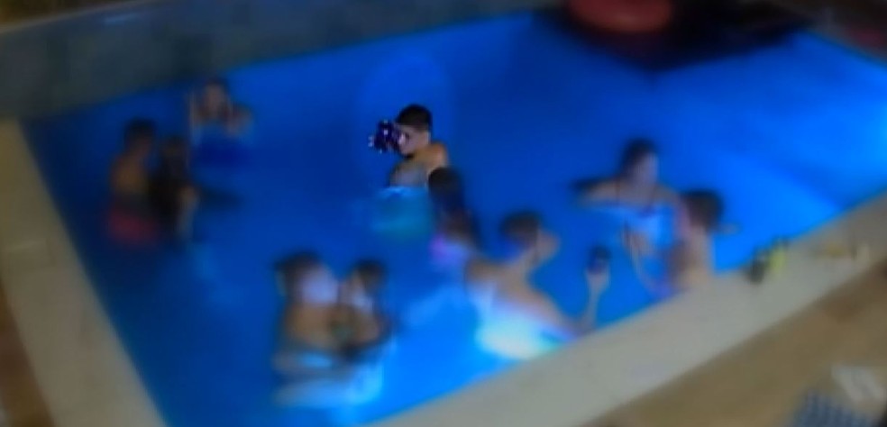 Everton, jogador ex-Flamengo e São Paulo, se aproximando em piscina de mulher que o denuncia por importunação sexual