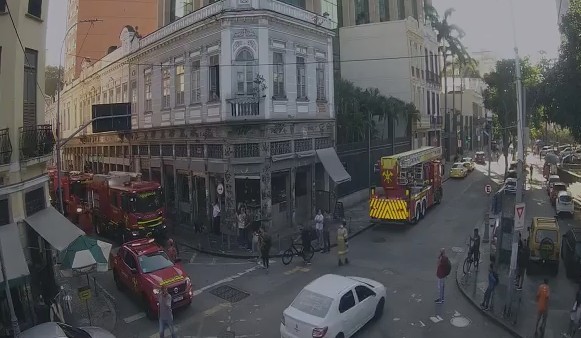 Incêndio controlado em imóvel comercial na Lapa