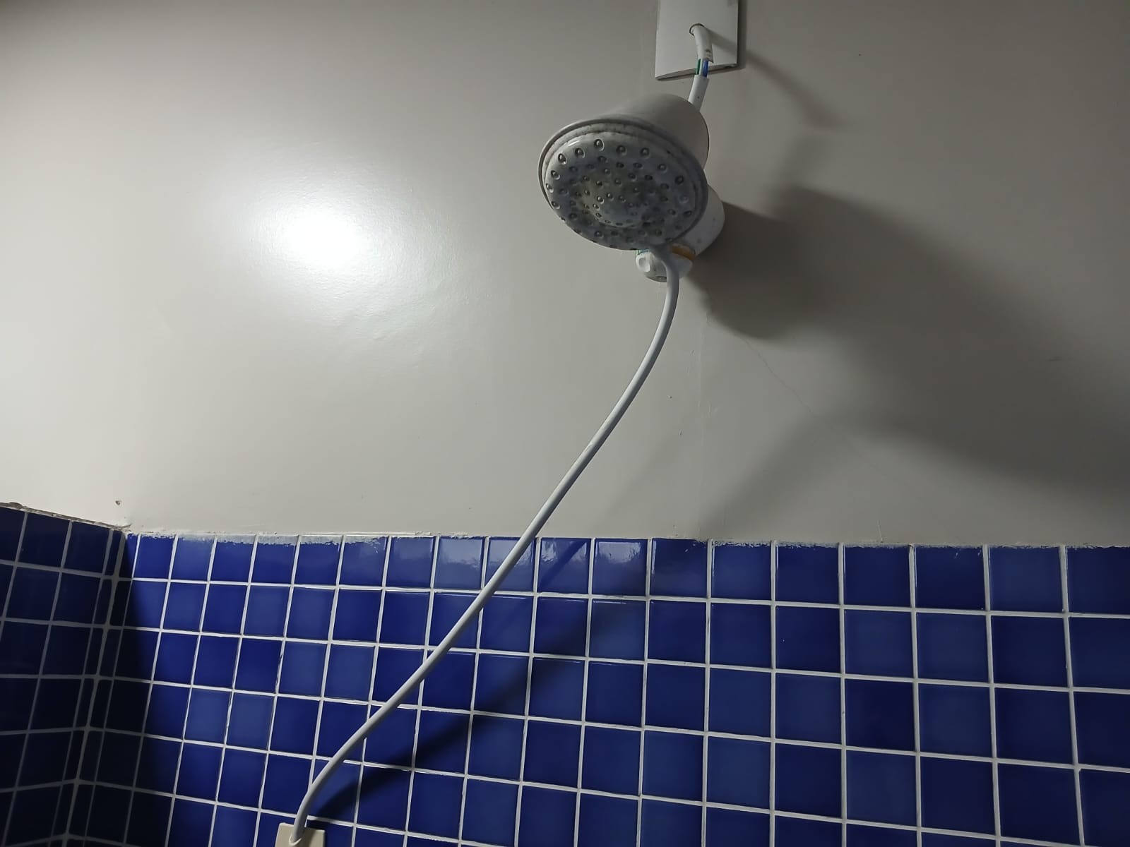 Como o chuveiro elétrico pode 'sobreviver' ao uso nos dias mais frios? Veja dicas para economizar