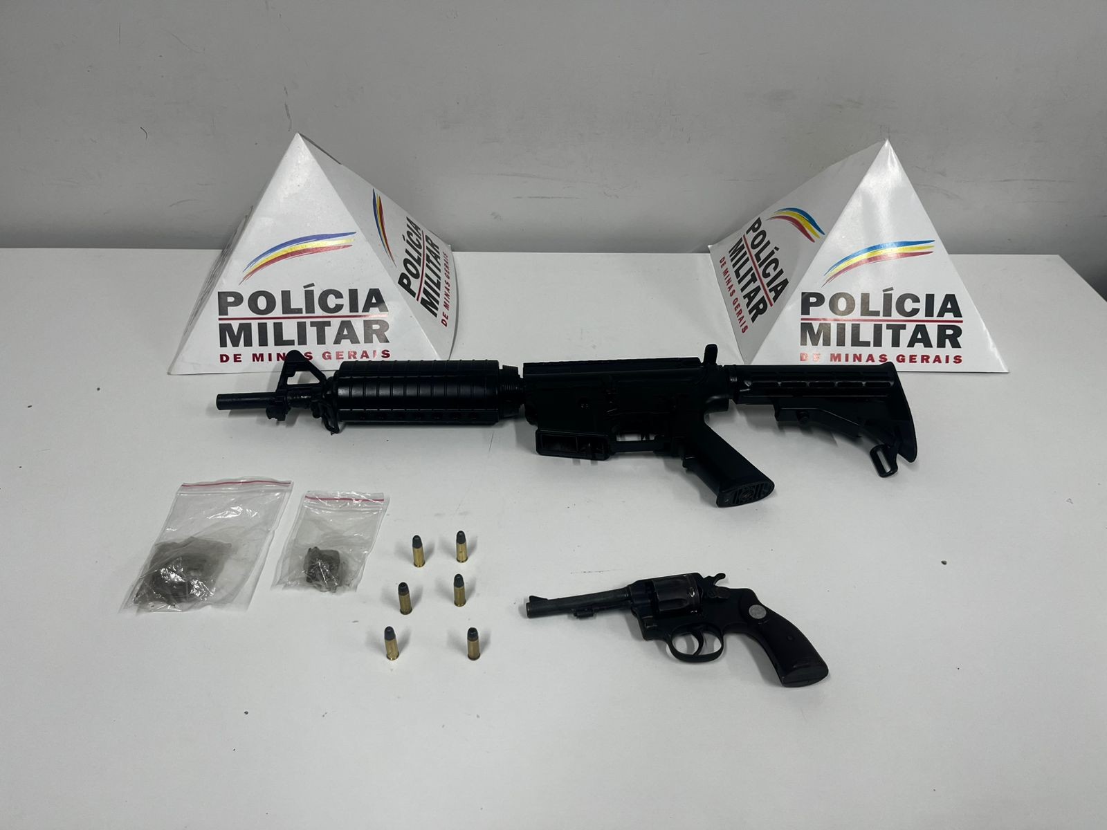 Duplo homicídio é registrado em Coronel Fabriciano; polícia apreende submetralhadora e revólver em casa de suspeito