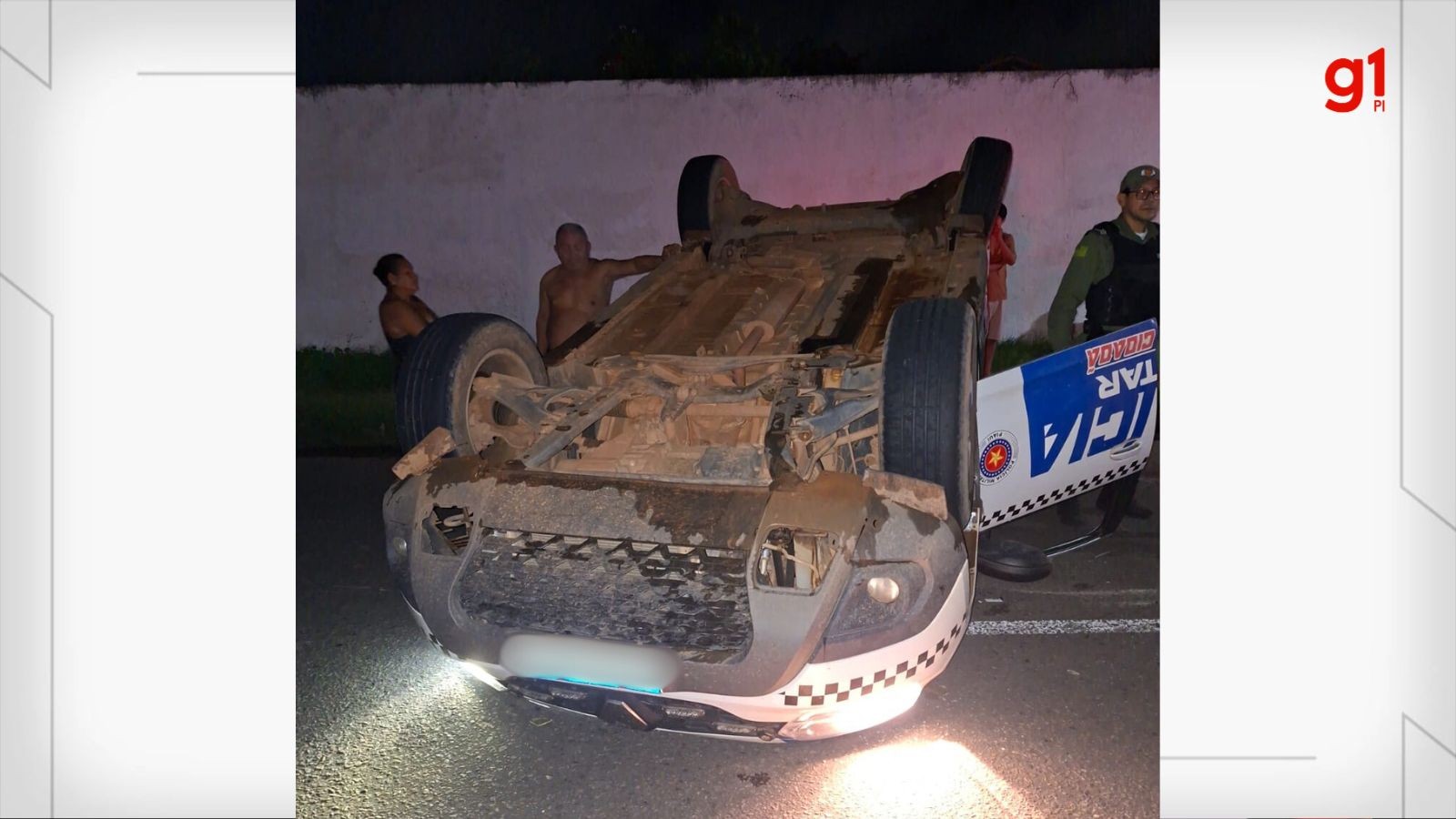 Viatura da PM capota após ser atingida por carro em Parnaíba; motorista fugiu