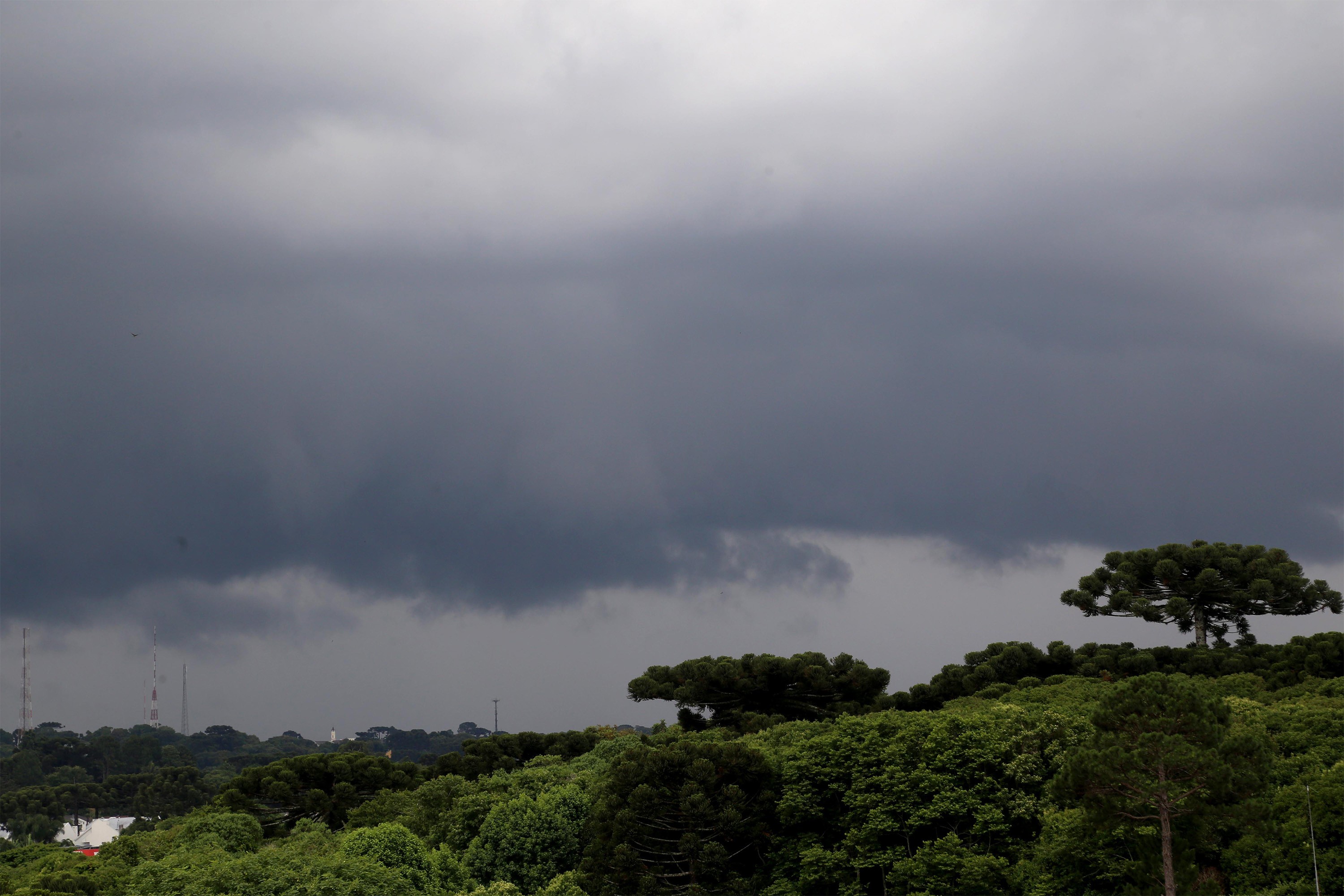 Paraná tem alerta de tempestade para o fim de semana, com risco de granizo e ventos fortes; veja a previsão do tempo