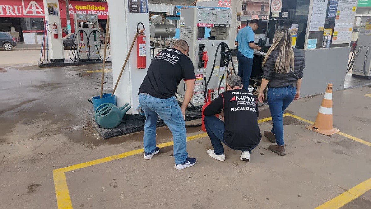 Postos de combustíveis são autuados por falta de placas e falhas em bombas em São João del Rei
