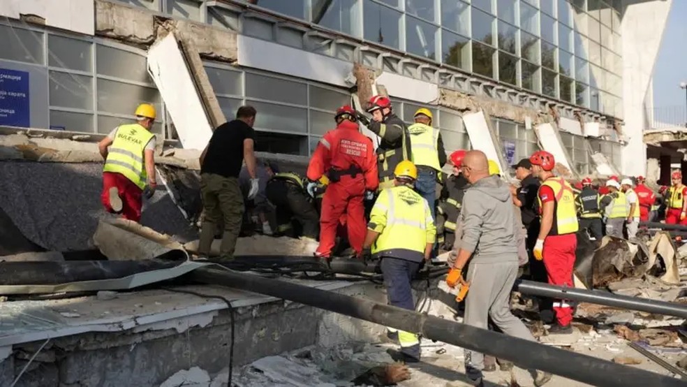 Quinze pessoas morreram após o desabamento do teto da estação de Novi Sad em novembro — Foto: Reuters
