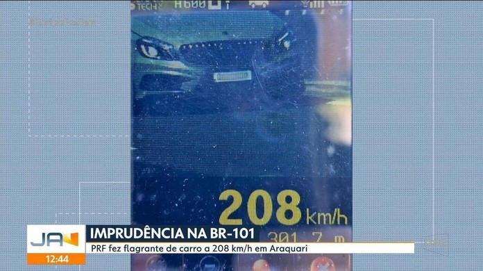 Carro de luxo é flagrado a 208 km/h na BR-101 em SC; velocidade é