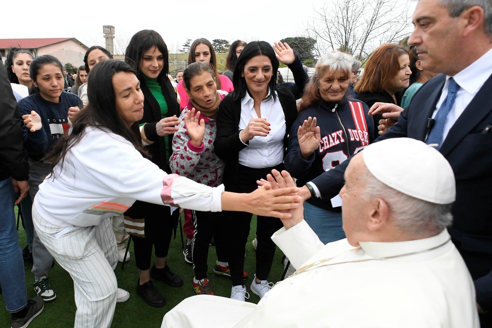 Papa cumprimenta mulheres na prisão de Rebibbia, na Itália, em 28 de março de 2024 — Foto: Vatican Media/Via Reuters